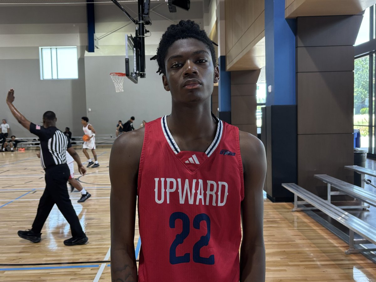 AndrewBaxleySC's tweet photo. Ian Gause (@ian_gausejr) stepped up with a nice performance in Upward Stars SE’s 3SSB opener. 14 points, 2 blocks, and 3 steals for him, combing rim protecting, floor spacing, and interior scoring on an efficient diet of shots. A 6’8” 2028 on the rise in South Carolina. https://t.co/1KZz78Xm3W