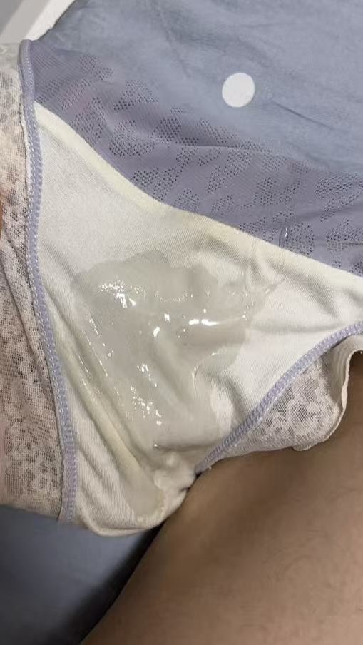 hsmy00's tweet photo. 老婆最近在和一个人夫搞暧昧，想对方都能湿成这样，今天鼓励老婆抓紧睡他，希望他的鸡巴不要让老婆失望。老婆和别人搞暧昧真是让我爽到了，想人夫发骚了就让我插进去安慰她，让我角色扮演，最后两个人都满足了，这份乐趣真是上头。 https://t.co/CfGKQ5UjMD