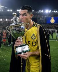 Hah991h's tweet photo. يا نصر💙💛
طِرْ في السمـــــاءِ ووزعِ الألحــانا
إنْ لمْ تَجِــــــدْ أهلاً تَجِــــدْ خِلاَّنا

وارســمْ ملامحكَ التي في فرحـتي
واعزفْ على عَبِــق المســاءِ كمانا

وأرِحْ قليــلا قبـلَ مجدكَ في غدي
واشـــربْ زلال قصيــــدتي قيفانا

واجرحْ يدي لترى شعاعكَ في دمي
واهــــدأْ لِيَعْبُــرُنِـي بِـكَ الشريـانا

وابعثْ على غَسَـقِ الهــلال مناحةً
واجعلهُ في عينِ الزمــانِ جبـــــانا

حسن الكميت
 #الارجنتين_انجلترا