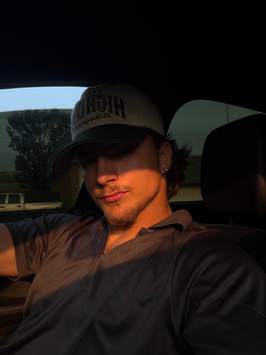 johnnyjorked's tweet photo. perfect lighting. https://t.co/UmUzoO2jcQ