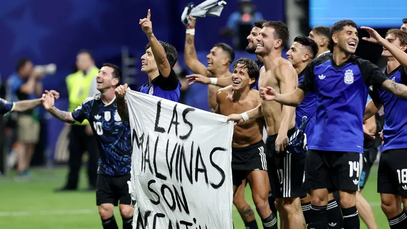 kabervadel's tweet photo. دعت الحكومة البريطانية الاتحاد الدولي لكرة القدم (فيفا) إلى فتح تحقيق بشأن المنتخب الأرجنتيني، بعد ظهور لاعبيه وهم يحملون لافتة تؤكد السيادة على جزر فوكلاند المتنازع عليها.

وأثارت الواقعة جدلاً واسعاً، مع مطالبات ببحث ما إذا كانت الرسالة تتعارض مع لوائح الاتحاد الدولي https://t.co/GbAxLPu90i