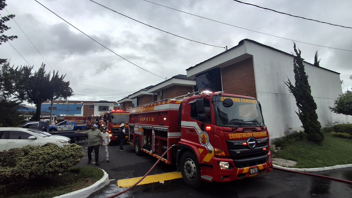 BVoluntariosGT's tweet photo. 🚨INCENDIO ESTRUCTURAL🚨
📍Cond. Jardín de las Dalias, zona 3 de Mixco.
#2cia #22cia #100cia #10cia #49cia #EstacionCentral sofocan en su totalidad las llamas que consumían una casa utilizando 6 camiones contra incendió 1 persona con serias quemaduras es trasladada.
#75añosCVB https://t.co/qzV0Tpw5j4
