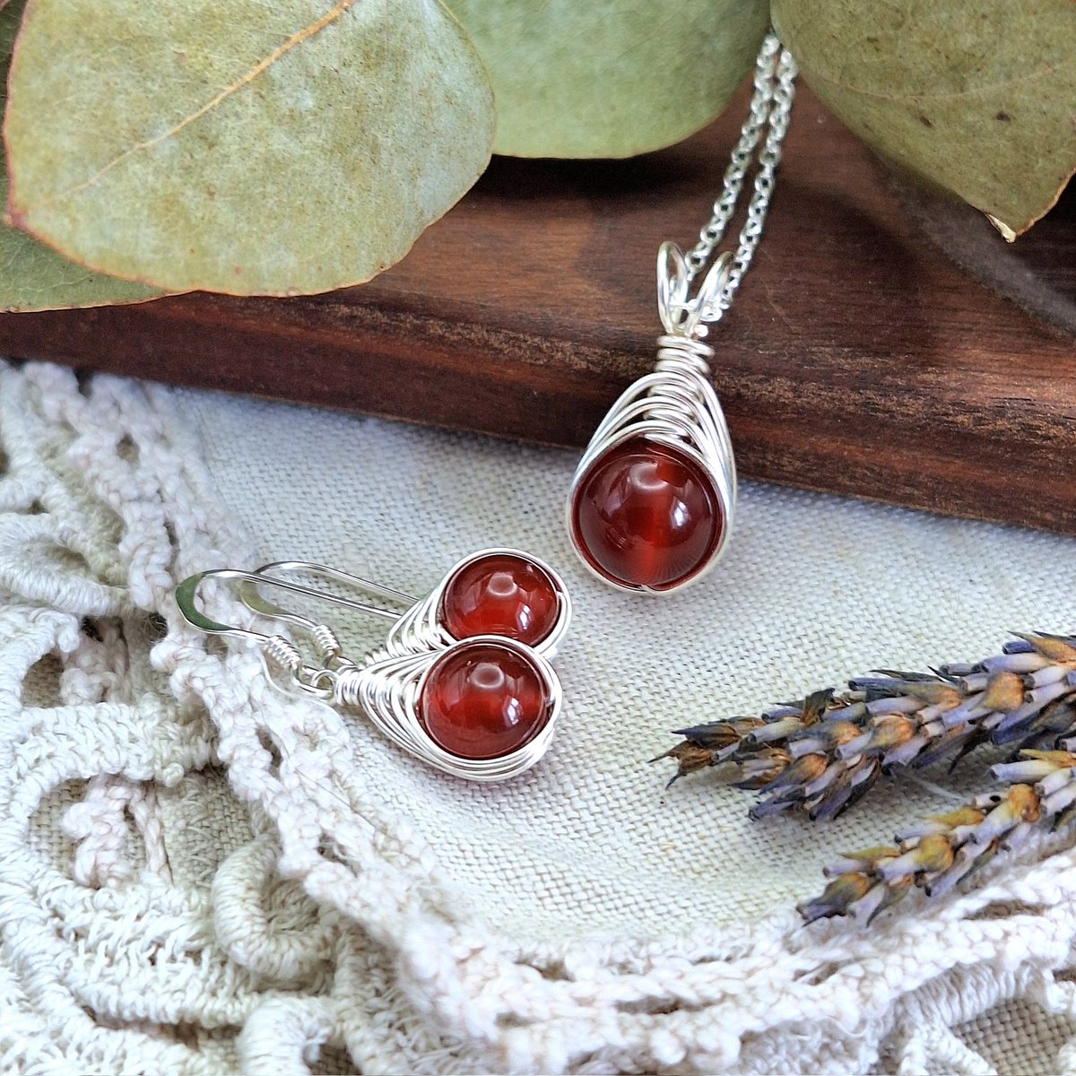 TwistedKittyArt's tweet photo. Made up this Carnelian jewellery set today for an order, it's all been packaged up and put in this evenings post. Safe travels little jewellery set. ✨
#carnelian #redagate #gemstonejewelry #jewelleryartist #jewelleryset https://t.co/LOm6sgwdQM