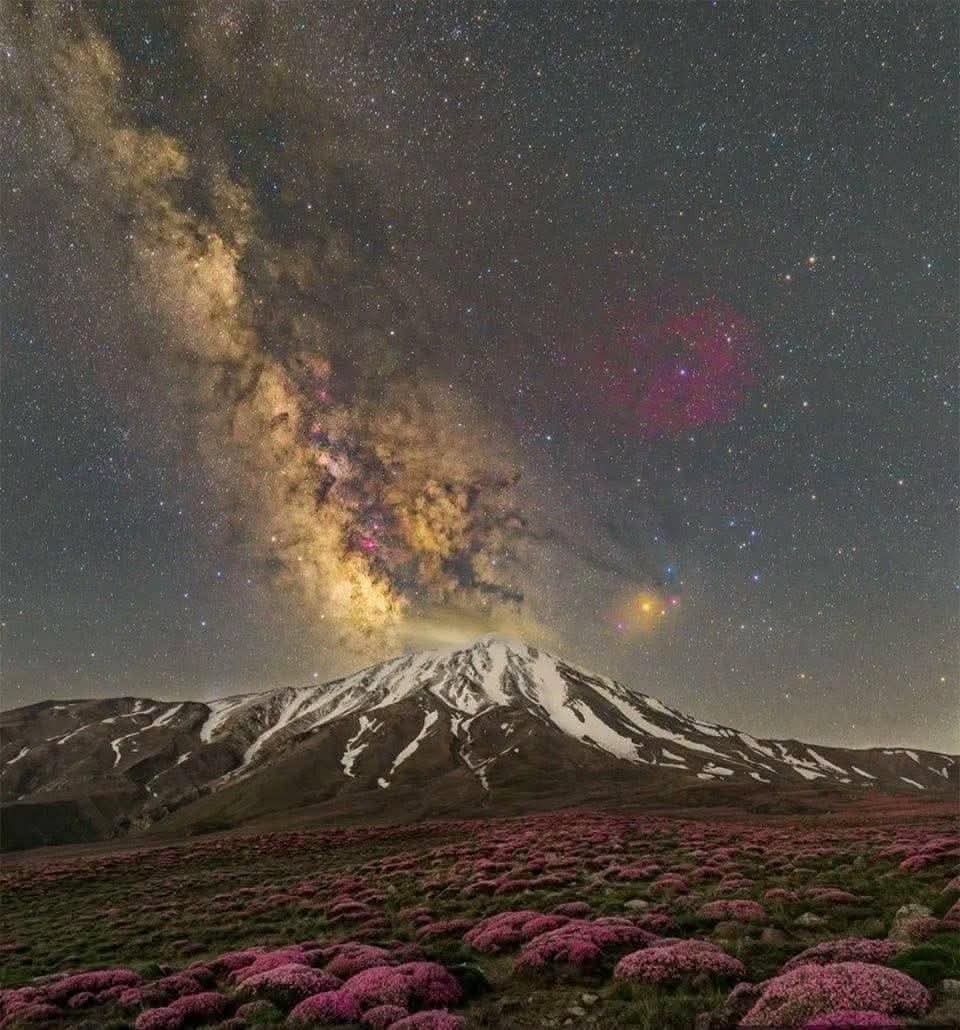 FayaFollow3's tweet photo. کهکشان راه شیری بر فراز دماوند باشکوه https://t.co/70UOKJKJhG