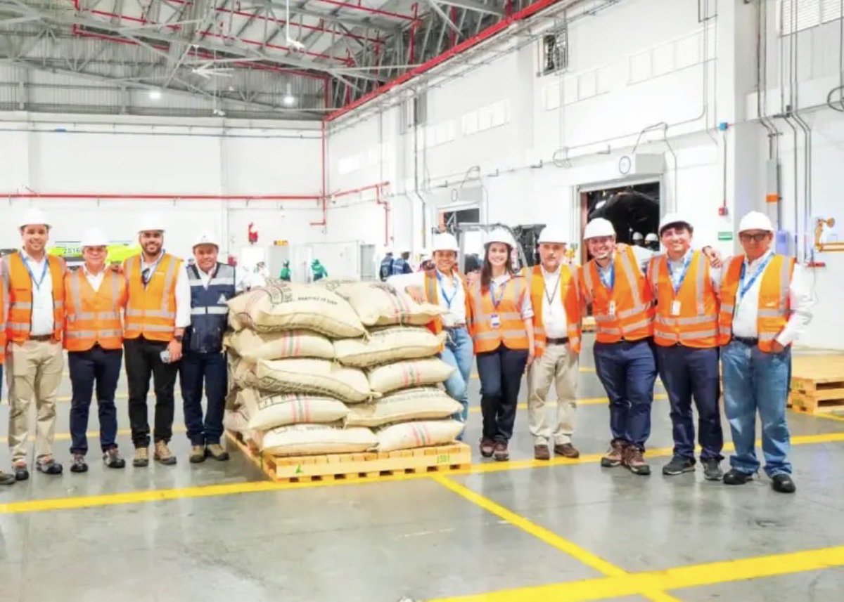 GermanBahamon's tweet photo. La primera exportación de café por Puerto Antioquia es un hito para la competitividad de Colombia.

Cada avance en infraestructura fortalece nuestra capacidad de llegar al mundo con mayor eficiencia, menores costos y mejores oportunidades para los caficultores.

La competitividad de una nación también se construye desde sus puertos. Hoy el café colombiano abre una nueva ruta hacia el futuro. 🇨🇴☕

@FedeCafeteros 
@nuestropuerto 
@AndresJRendonC