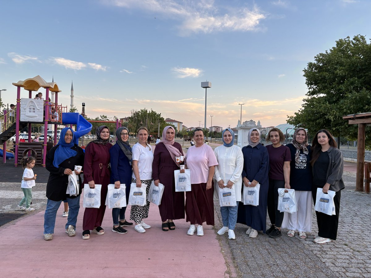 Akkadinsilivri2's tweet photo. Her yaştan hemşehrimizle bir araya gelerek gönüllere misafir olduk. Muhabbetin, samimiyetin ve birlik ruhunun izinde saha çalışmalarımızı sürdürüyoruz.
#HerMahallesiyleSilivri https://t.co/DQoDI8vhdq