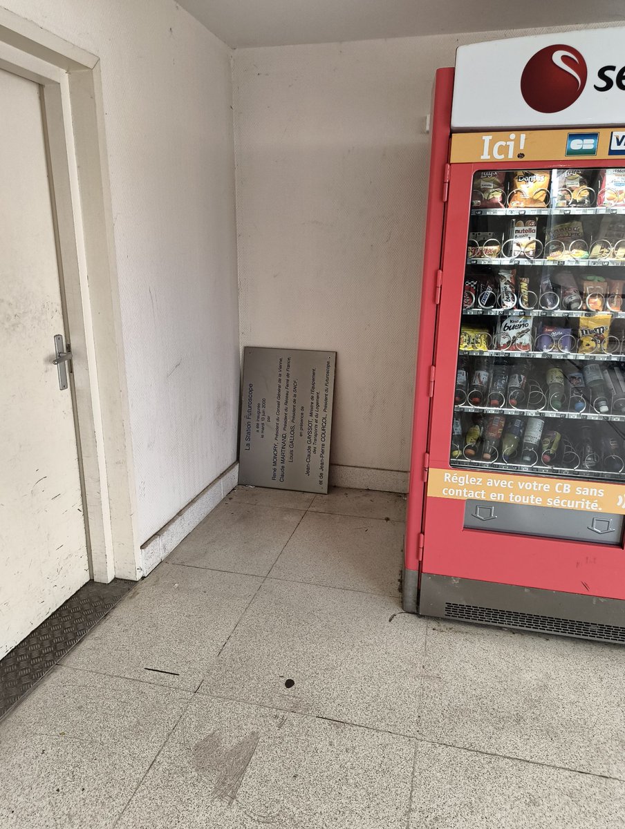 tibo_0's tweet photo. Plaque d'inauguration coincée entre les WC et le Selecta ☠️

📍 Gare du Futuroscope https://t.co/yrTiV6nHvf