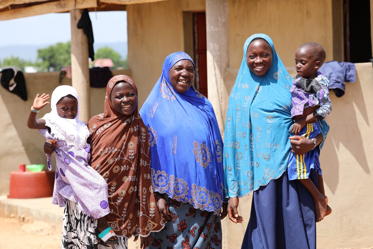 Unicef_Togo's tweet photo. « Au début, ce n’était pas facile. La communication était difficile. Aujourd’hui, grâce à l’accompagnement reçu, j’arrive à mieux m’occuper de ces enfants réfugiés que j'ai accueillis. » Habiba, 63 ans, revendeuse à Koukoagou dans la région des #Savanes
#BPRM #ANVA #UNICEFTogo https://t.co/nYjiRcX4jc