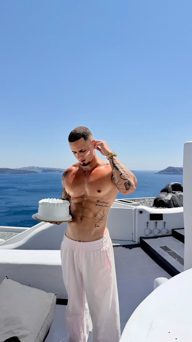 itsofficialjt's tweet photo. birthday boy 🥳 https://t.co/xmbhU7AcCB