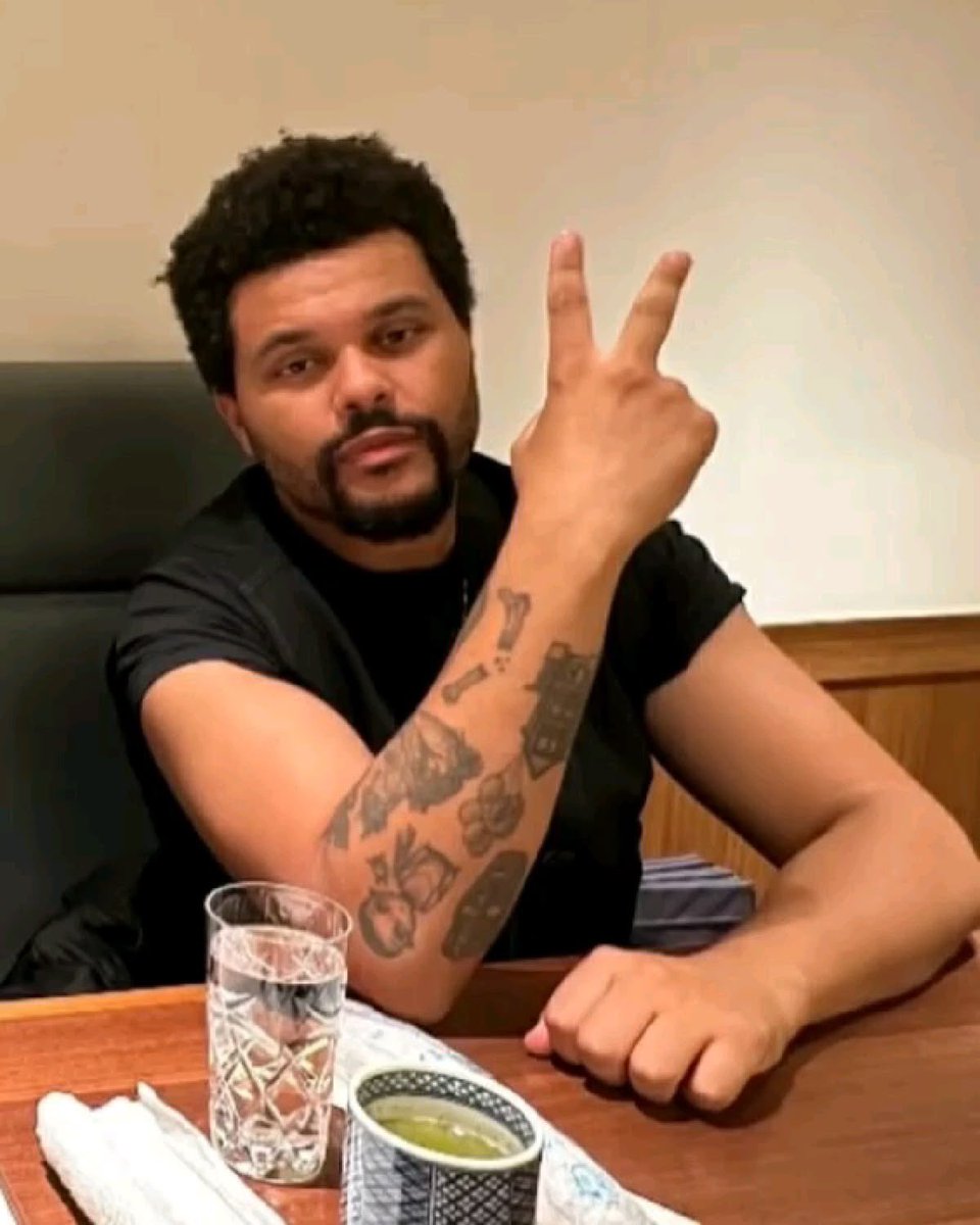 handsbel's tweet photo. i wanna know what other poses his hands do https://t.co/hu8H4ENA8X