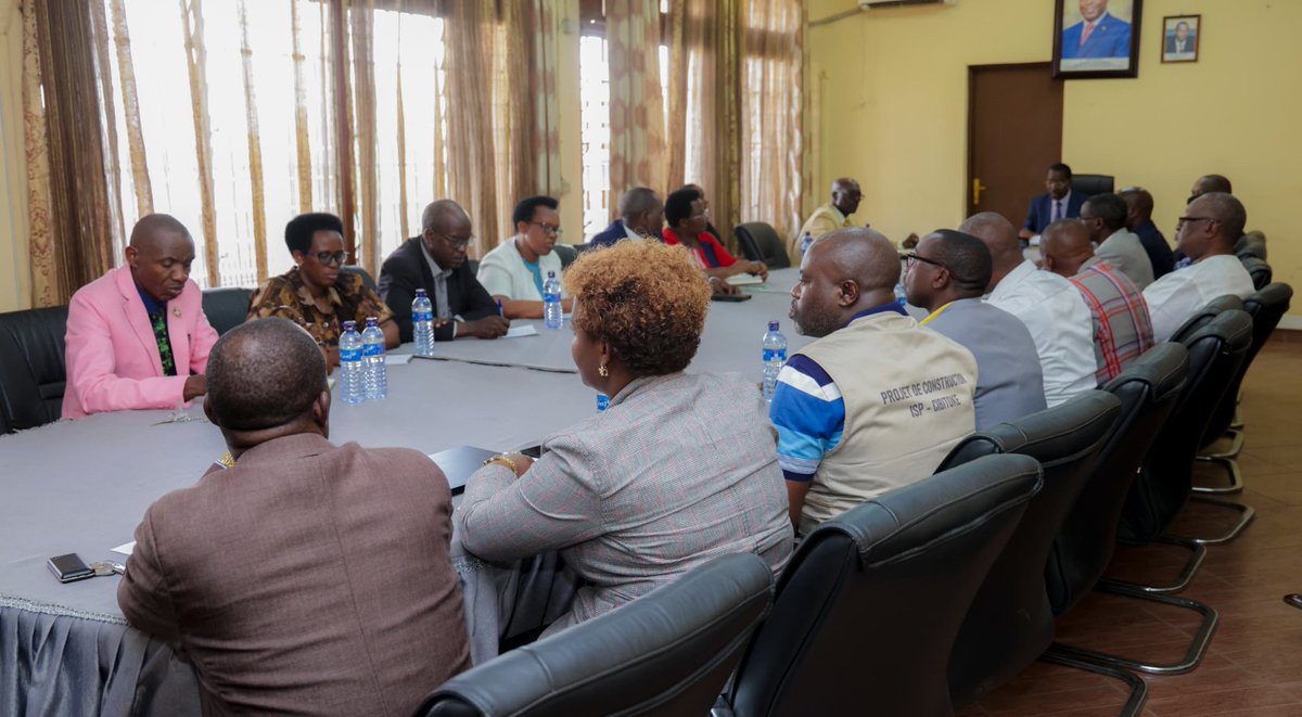 KazozaFM's tweet photo. 5 000 nouveaux enseignants seront recrutés en 2026-2027 selon le ministre François Havyarimana.
Présentant ce 16 juillet le bilan 2025-2026, il affirme que 1 964 enseignants recrutés, 207 salles de classe construites et 44 993 bancs disponibles. 

#Burundi #Education https://t.co/X34hBk56df