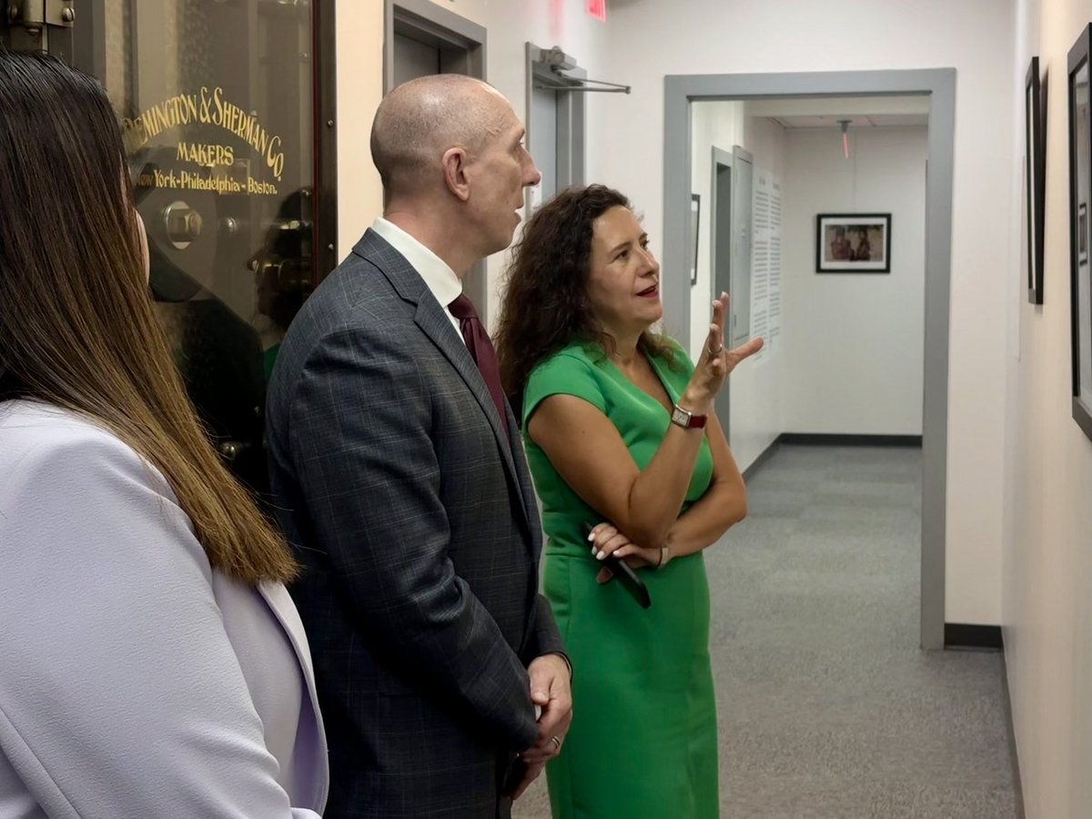ConsulmexNB's tweet photo. Agradecemos la visita del Acting Commissioner del @NJLaborDept, Kevin D. Jarvis, y de su equipo al @ConsulMexNB 🇲🇽. Este encuentro permitió dar seguimiento a los avances alcanzados en el marco del Memorándum de Entendimiento (MOU) firmado entre el Consulado y NJDOL e intercambiar perspectivas para fortalecer la colaboración entre ambas instituciones. 🤝

—

Thank you, Acting Commissioner Kevin D. Jarvis of the @NJLaborDept and team for visiting @ConsulMexNB 🇲🇽. The meeting provided an opportunity to review the progress achieved under the Memorandum of Understanding (MOU) signed between the Consulate and NJDOL and exchange perspectives on strengthening collaboration between our institutions. 🤝
