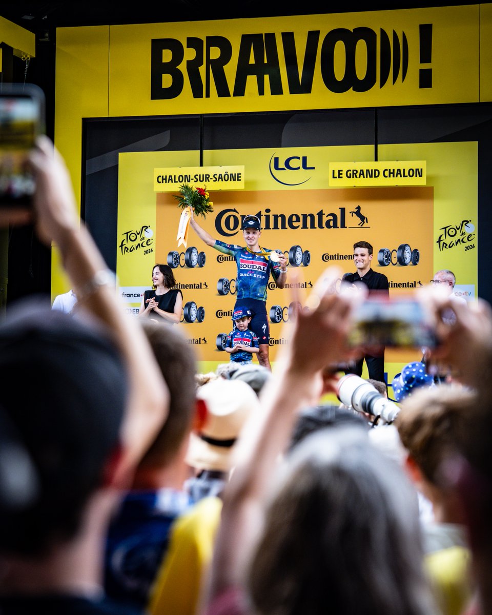 ELANCHALON's tweet photo. On a apporté un petit cadeau au vainqueur de la 12ème étape du @LeTour, Tim Merlier ! 💪

Nous lui avons offert un maillot de l’Elan Chalon, floqué à son nom et à son numéro de dossard. En échange, Tim nous a remis le maillot qu’il portait sur le podium aujourd’hui ! ❤️

#RougeEtBlanc