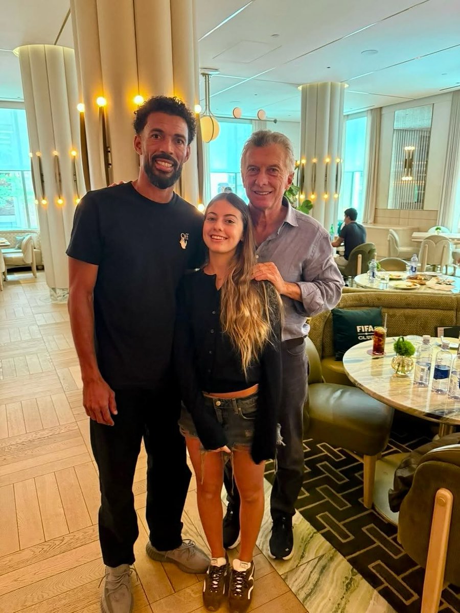 zenozain_carlos's tweet photo. "En Nueva York  esperando la final con Vozinha, con quien acordamos hacer un programa  de fútbol y educación digital a través de la Fundación FIFA para los  chicos de Cabo Verde" expresó Mauricio Macri en su cuenta de Instagram
#BuenJueves https://t.co/lxvzDI2dNY