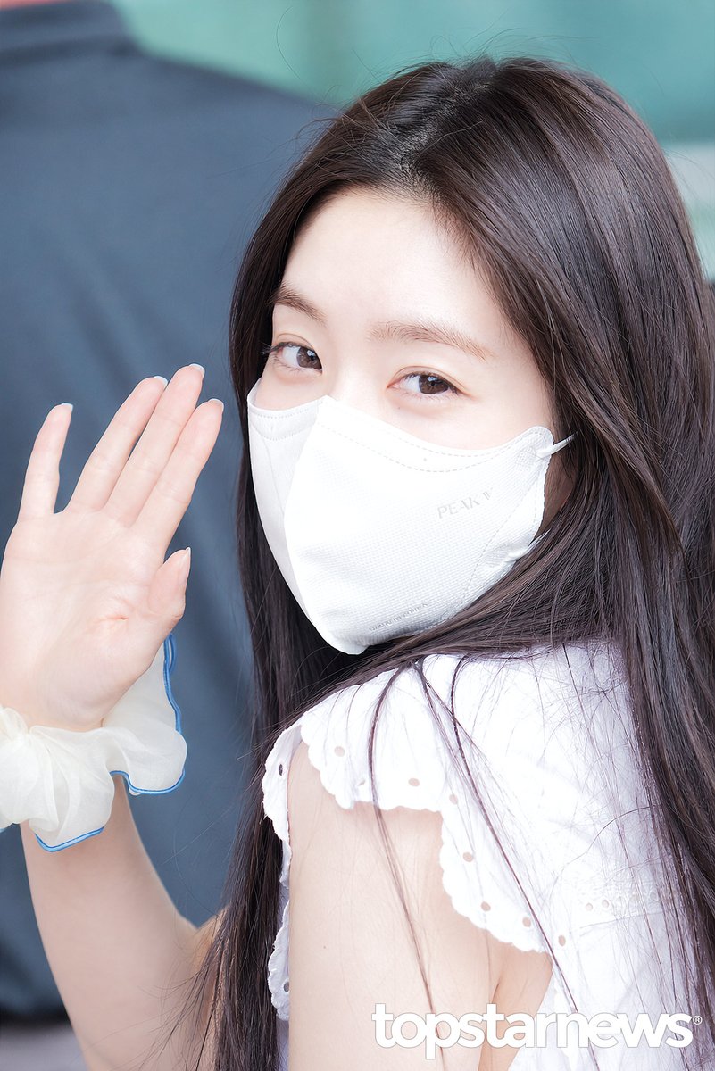 TSN_PHOTO's tweet photo. [HD포토] 레드벨벳 아이린, ‘슬기∙예리 소고기 사준 예쁜 언니’ (인천공항 출국) #아이린 #IRENE #레드벨벳 #RedVelvet #인천공항 #출국 #입국 #프리뷰 https://t.co/nYqtMc01AA <- Original Photo https://t.co/0RoNZgCuJR