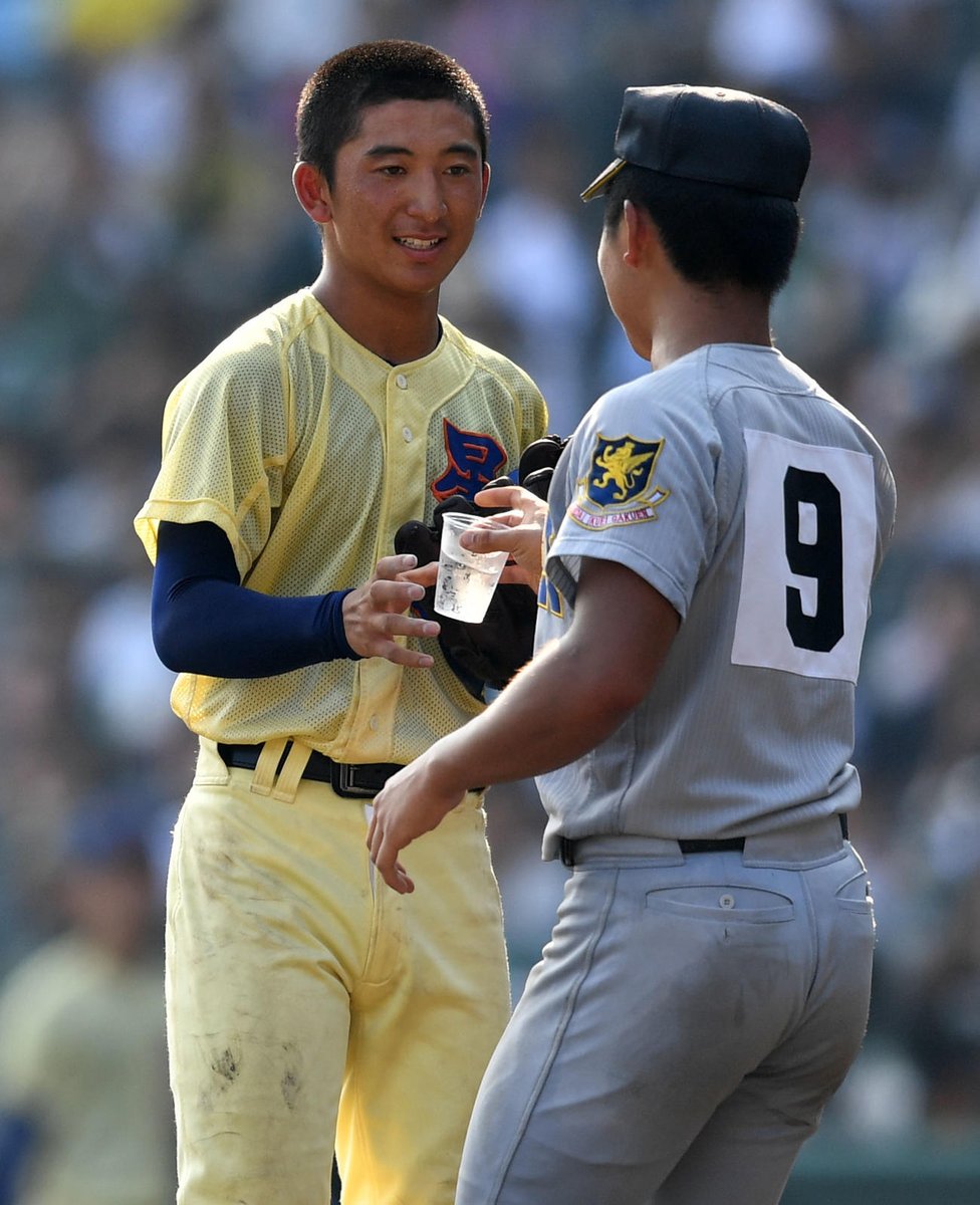 bvlgari030's tweet photo. 夏の甲子園　石川県　星稜高校と　宮城県　仙台育英　2019年夏の甲子園　星稜高校の投手が熱中症で足をつってしまったとき真っ先に仙台育英の選手が水を持ってマウンドへ飛んできました。須江監督の教えなんだな～感じました。 https://t.co/yJPFJNrK8j