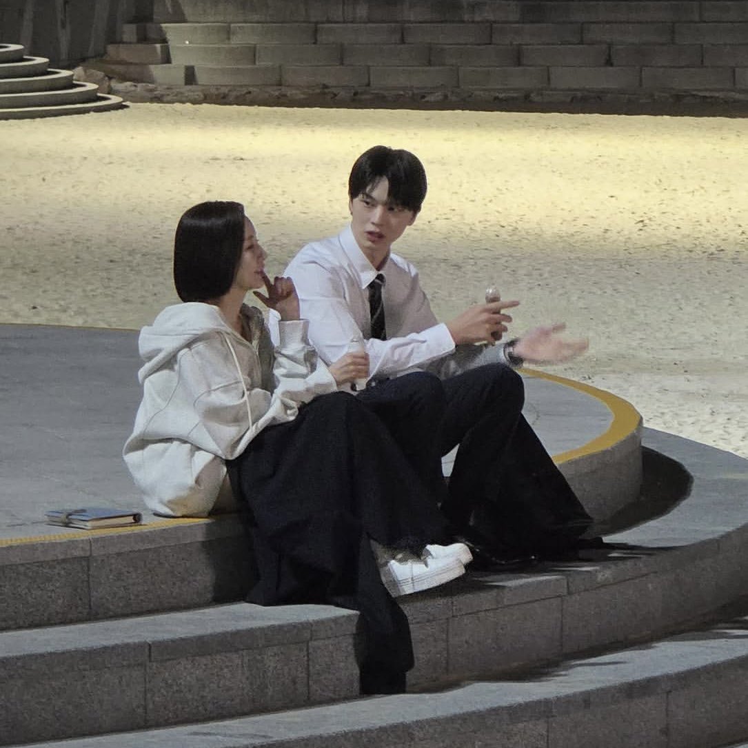 Txyuuu3's tweet photo. What Nine to Six is trying to say resonated with me and moved me more than anything I’ve ever seen in a drama 🥹 Yall really need to watch Nine to Six! Everyone’s been working so hard. I hope this drama, ParkMinYoung, and YookSungJae can bring everyone some joy and strength ♡ #박민영 

- In fact, there is no right answer to anyone’s life.
- In the end, for all of us, the time from 9 to 6, is when we live most intensely to keep our lives going.
- This drama does not say what the right answer is. We simply wanted to cheer on those who quietly live at their own pace, even in the face of the countless choices society demands of them.
From 9 to 6. To everyone who holds on, wavers, gets back up, and makes it through the day, we hope this drama can be a small comma 🫶🏻