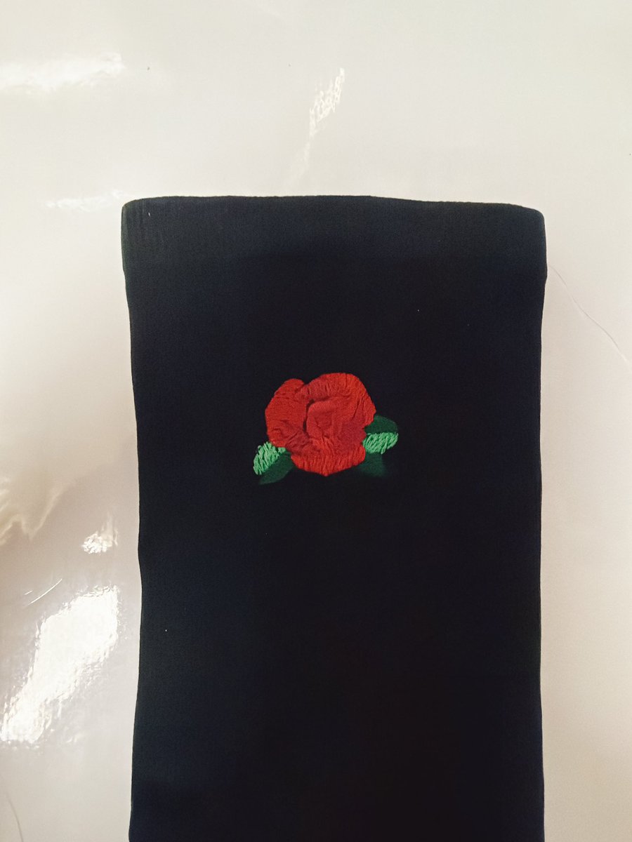 bloom_design_w's tweet photo. 【ご依頼品】
市販品のアームカバーの左右がわかるように刺繍を入れて欲しいとい��ご要望でした。
ワンポイントの一輪のお花をダダダダ
本日、お客様のもとへ出発します🧵 https://t.co/yo3aEJKCjK