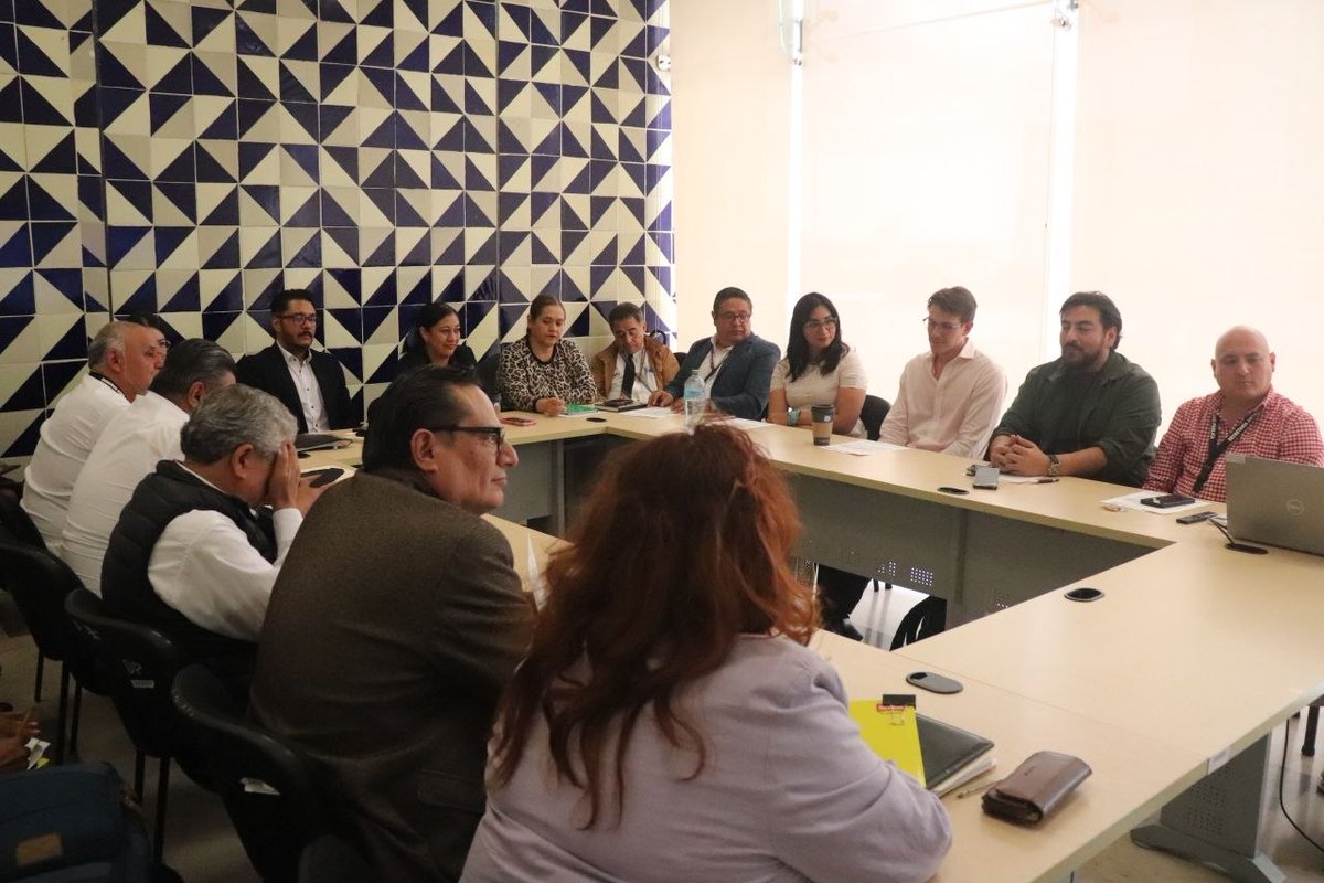 BuenGobiernoPue's tweet photo. 🤝 El secretario @alespidio encabezó una reunión con las y los titulares de los Órganos Internos de Control para fortalecer la coordinación, impulsar mejores prácticas y consolidar un Buen Gobierno.

En el @Gob_Puebla trabajamos con responsabilidad, transparencia y compromiso. https://t.co/Bg0ExD2NRE