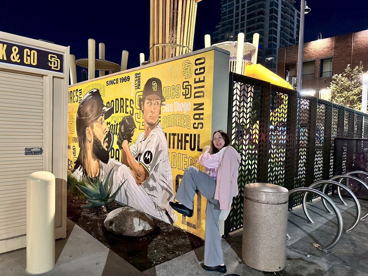nakanoaisystem's tweet photo. イベント｜ESRI UC2026参加中の社員から写真が届きました📸
会場の熱気はもちろん、到着後に食べた本場のタコスや会場周辺の街並みも満喫🌮✨
ダルビッシュ選手の看板前では記念撮影も！
世界中の参加者と交流しながら最新のGIS技術や活用事例を学んでいます😊
#EsriUC #GIS #27卒 #28卒 #新卒採用 https://t.co/b7wkKefrpX