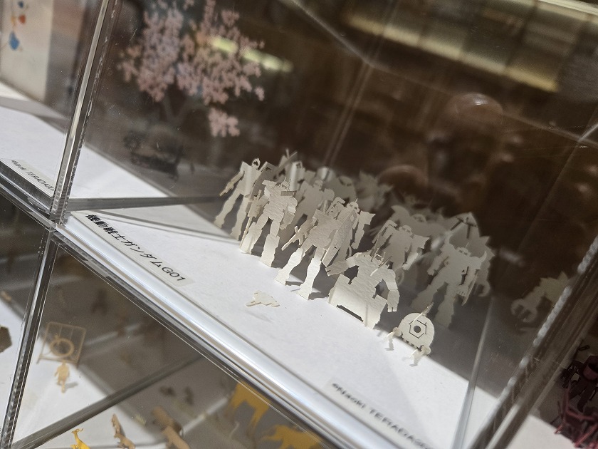 MIURAchief's tweet photo. おはようございます！☀️

文房具のデパート伊東屋で、私が最も心を奪われ一番気になってしまったのが『機動戦士ガンダム』のミニチュアペーパークラフト！🤖✨

ガンダム好きでなくとも欲しくなるハイクオリティな全貌は、ぜひこちらの【毎日更新ブログ】でチェックしてください！👇 https://t.co/enNhXg0psA

#企業公式が朝の挨拶を言い合う #企業公式つぶやき部 #企業公式さんと繋がりたい #不動産