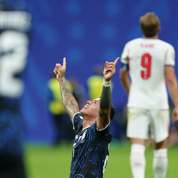 clarincom's tweet photo. “UNA MANGA DE ENVIDIOSOS, DEL PRIMERO AL ÚLTIMO”: LA EDITORIAL DE UN DIARIO DE URUGUAY A LOS QUE APOYARON A INGLATERRA

Tras el triunfo de Argentina sobre Inglaterra en las semifinales, el semanario uruguayo Búsqueda publicó un duro editorial de su director, Andrés Danza, contra los uruguayos que hincharon por los británicos. En el texto apuntó contra la idiosincrasia uruguaya, a la que definió como envidiosa y desconfiada. También cuestionó las "cuatro estrellas" que se adjudica Uruguay, recordando que dos fueron en Juegos Olímpicos y las otras dos antes de que existiera la actual Copa del Mundo.

Editorial

"Argentinos orientales" fue como se definieron el 25 de agosto de 1825 los libertadores al firmar la Declaratoria de la Independencia del Imperio de Brasil en la Piedra Alta, Florida. Argentinos orientales se sentían aquellos 33 orientales —aunque eran bastante más que 33— que cruzaron el río para independizar a lo que consideraban su patria, ocupada por los portugueses. Lo que querían era formar otra provincia más para incorporar al proyecto de Provincias Unidas, que luego terminó siendo la República Argentina. La voluntad era esa. Por más que la historia posterior fue de separación entre ambos pueblos y que mucho tiempo después alguien sumó una coma en medio de las palabras originales (argentinos, orientales) como forma de maquillar la historia.

La gran ironía es que, pasados dos siglos, casi nadie tiene en cuenta ese embrión conjunto, al menos de este lado del Río de la Plata. Porque si hay algo que claramente la mayoría de los uruguayos no quiere ser es Argentina, y esa rivalidad se aviva aún más en tiempos de exceso de fanatismo futbolístico. Que conste que no son todos. Hay unos cuantos que sí se siguen sintiendo muy cerca de sus vecinos argentinos y se alegran por sus victorias. Pero no dejan de ser una minoría.

Después del triunfo de ayer miércoles, Argentina está otra vez en la final de un Mundial de fútbol, el evento deportivo más popular de toda la histor i a. Podría ser una alegría para muchos orientales, pero no lo es. Al revés, lo sufren; están deseando que se desmoronen de una buena vez. Raro y contradictorio, pero cierto.

La gran pregunta es por qué, de dónde viene esa especie de resistencia a los triunfos argentinos que se parece bastante al odio y a la envidia. Qué fue lo que pasó, si es que pasó algo. Porque, además, no es recíproco. Por más que unos cuantos argentinos no quieren a los uruguayos, la mayoría sí los valora positivamente, los siente muy cerca y así lo demuestra la historia y también el presente. Una parte importante de Uruguay se construyó gracias a la presencia de argentinos en su territorio, ese es un hecho evidente.

Una posible explicación de esa actitud tan mezquina con respecto a los argentinos puede estar relacionada con algo en nuestra idiosincrasia uruguaya, parecido a un complejo de petiso o de hermano menor. Somos un país pequeño, ubicado entre dos gigantes, como son Argentina y Brasil, y surgido luego de una negociación diplomática liderada por el inglés Lord Ponsomby, con la idea de instalar un estado tapón entre ambas potencias. Nacimos como nación a pesar de y mirando para los costados, y es probable que eso haya marcado nuestra historia.

De todas formas, con los argentinos hay una rivalidad especial, mucho más grande que con los brasileños. Se puede aducir que eso es responsabilidad de los argentinos, y especialmente de los porteños, que por su forma de ser un tanto avasallante y soberbia no son queridos en casi ninguna parte del mundo. Pero el tema con Uruguay va mucho más allá y tiene más que ver con nosotros, los uruguayos, y con esa deformación que tenemos de siempre estar mirando para afuera en lugar de hacerlo para adentro.

En definitiva, somos un pueblo envidioso y desconfiado. Tenemos esas dos características en el ADN y quedan mucho más de manifiesto ante situaciones extremas y en especial en tiempos de competencias que despiertan la atención mundial. Como no nos va bien a nosotros no queremos que le vaya bien a ninguno de los que tenemos cerca. Es como un consuelo que nos damos, como una forma de sentirnos un poco más aliviados.

También nos viene bien para seguir mirando hacia el pasado y subestimando al presente, sin asumir nuestras debilidades y errores.

¡Pero si tenemos cuatro campeonatos del mundo!, gritamos; más que ellos, que por ahora tienen tres. Lo que no mencionamos es que dos de esos campeonatos ni siquiera fueron Mundiales, sino Juegos Olímpicos y que los otros dos ocurrieron antes de que existiera la actual Copa del Mundo, esa que tiene un globo terráqueo de oro en su cima y que nunca ganamos.
Igual somos mucho más que ellos, insistimos. Porque tenemos la hazaña del Maracaná, porque fuimos la Suiza de América, porque tenemos estabilidad política y económica, índices mucho más bajos de corrupción y una clase política y dirigencia en los distintos rubros de mayor nivel. Somos los hermanos buenos, estamos del lado del río donde todo se puede hacer de mejor manera. Aquí es más fácil invertir, emprender, crecer. No hay grandes sobresaltos ni crisis ni escándalos a gran escala.

Todo eso puede ser verdad, pero lo que cada vez tenemos menos es sentido de autocrítica. El fútbol es un claro ejemplo, aunque eso también ocurre en otros planos, igual o más importantes. Esta es una buena oportunidad como para asumirlo de una vez por todas.
Lo que tiene la selección de Argentina en este Mundial son dos características fundamentales. La primera es una resiliencia y una rebeldía admirables. Nunca se da por vencida. La segunda es unión y autoestima elevada. Formó un equipo sólido, sin fisuras, en el que todos realmente creen en ellos mismos y tiran juntos para el mismo lado. Lo contrario a lo que está ocurriendo de un tiempo a esta parte con Uruguay.

Estaría bueno que los argentinos vuelvan a ser campeones del mundo. Lo digo sabiendo del riesgo de quedar como un traidor a la patria. Pero me parece muy importante poder abordar este tema desde otra perspectiva. Porque Argentina otra vez campeona del mundo significaría que no estamos tan lejos, que no es un imposible y que capaz que es hora de mirarlos desde otro lugar y de aprender de lo que ellos están haciendo, al menos en el fútbol.

Cuando el expresidente Jorge Batlle dijo, allá por 2002, al finalizar una entrevista con la cadena internacional Bloomberg que “los argentinos son una manga de ladrones, del primero al último”, se generó un gran escándalo. Tanto, que tuvo que viajar a Buenos Aires a pedir disculpas, con lágrimas en los ojos. Lo irónico es que, según encuestas que se divulgaron en ese momento, había una mayoría de argentinos que compartía esa afirmación.

Otros políticos le dieron la razón después, de l as dos orillas del Río de la Plata. Quedó como una de esas frases emblemáticas, por más que Batlle la haya dicho off the record, sin intención de que se difundiera, y porque estaban comparando a su país con Argentina en el peor momento de la crisis económica.

Pasaron 20 años y, en el medio, ellos vivieron de todo. Han subido y bajado como en una montaña rusa. Pero siempre logran mantenerse porque creen en ellos mismos y se concentran en sus propias virtudes y defectos en lugar de estar buscando las de los demás.
Nosotros no. Seguimos ocupados siguiendo al detalle sus vaivenes, de espalda a lo que nos pasa fronteras adentro. Mientras, les deseamos el mal en lugar de intentar saber por qué les va tan bien. Los envidiamos en lugar de aprender de ellos. Tratamos de destruirlos en lugar de construir con el ejemplo. Y así no se puede. Por más cerca que estemos, somos nosotros los que nos ubicamos cada vez más lejos.

(+) en Clarín: https://t.co/9yV6moeet1
