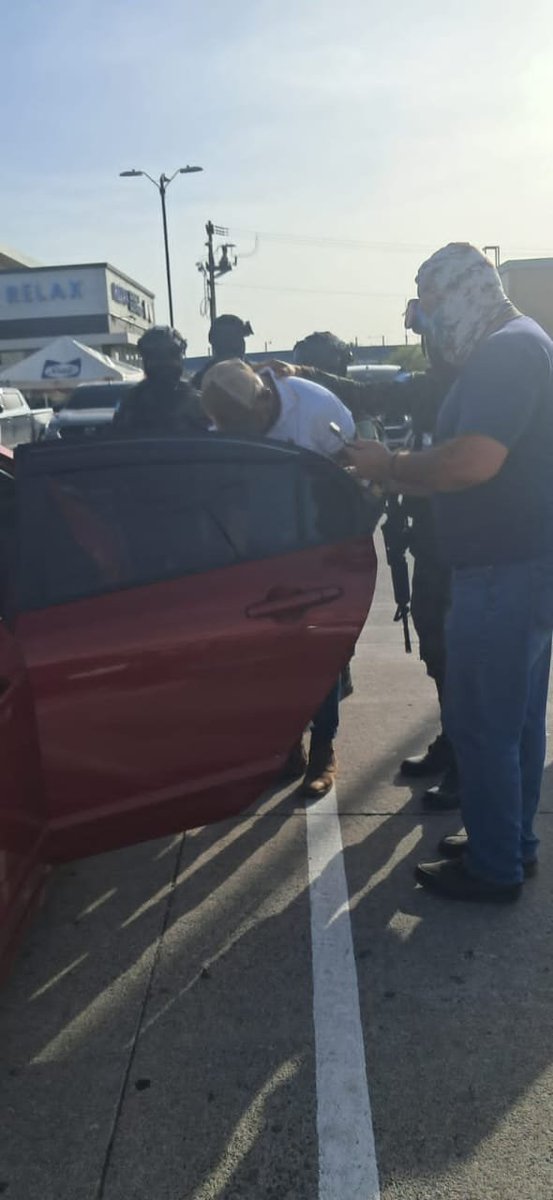 FFAAHN's tweet photo. #OperacionesFFAA || Las #FFAA mediante efectivos de la Fuerza de Tarea Choluteca, en coordinación con la Dirección de Lucha Contra el Narcotráfico ##DLCN, capturaron en la ciudad de Choluteca a tres personas que se transportaban en posesión de tres kilogramos de supuesta cocaína y un vehículo.
Los detenidos, la supuesta droga y el automotor fueron remitidos a las autoridades competentes para continuar con el proceso legal correspondiente, reafirmando el compromiso de las #FFAA con la seguridad y bienestar de la población hondureña.
#FuerzasArmadasHN