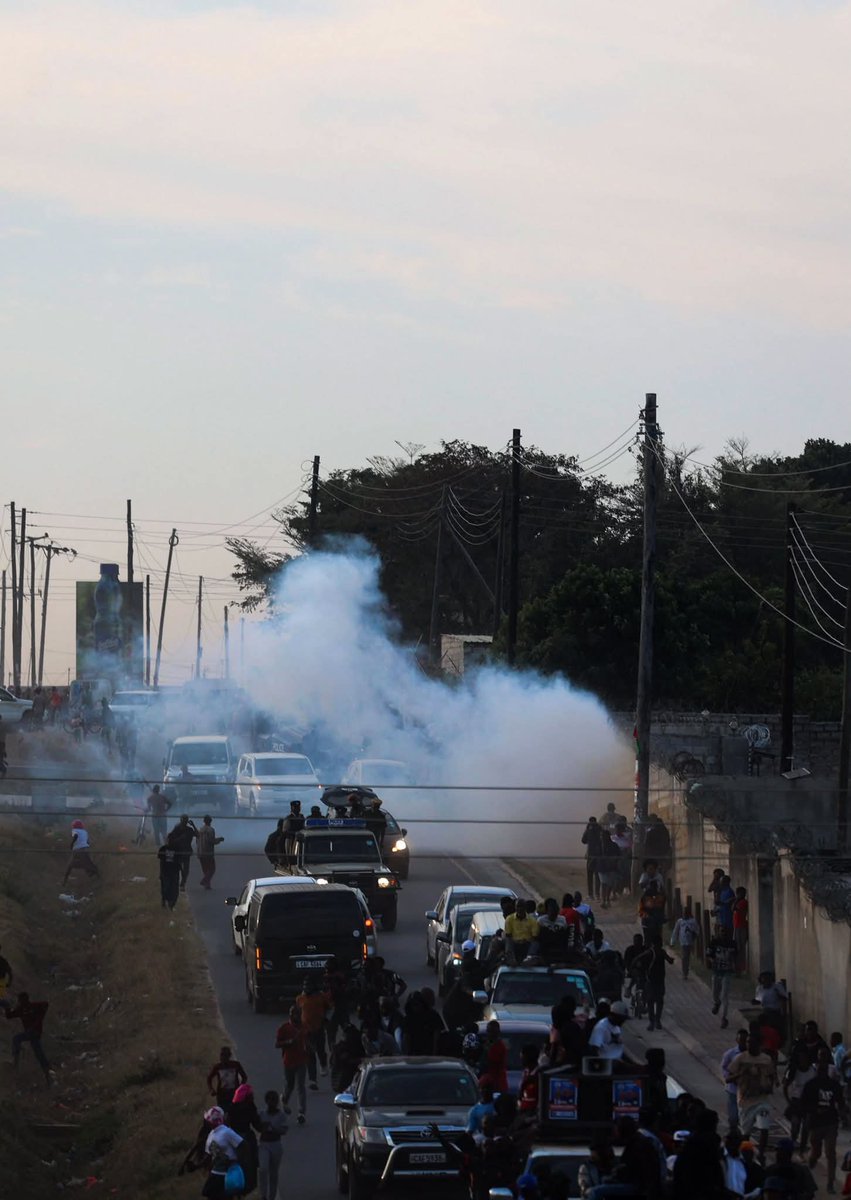 mulenga_br's tweet photo. To be honest, watching citizens choke on tear gas just for wanting to hear an opposition leader speak is sickening. From where I stand, this isn't democracy anymore—it’s blatant intimidation ahead of the elections. 🤦‍♂️💔 #ZambiaElections #NRPUP https://t.co/55KexcwQxP