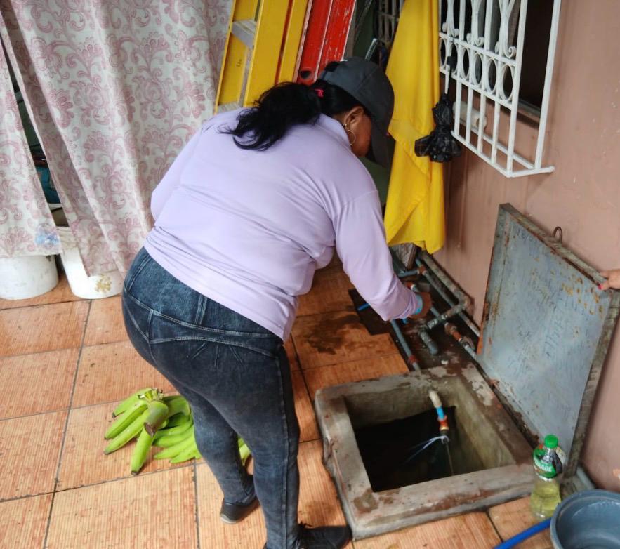 Salud_Guayas's tweet photo. ¡Le ganamos la batalla al dengue en tu hogar! 
Nuestro equipo de #ControlVectorial de @Salud_Ec recorre tu barrio en la parroquia #FebresCordero, realizando visitas domiciliarias para identificar y destruir criaderos de mosquitos, eliminando recipientes, llantas y botellas. https://t.co/DnV8Pkyhlz