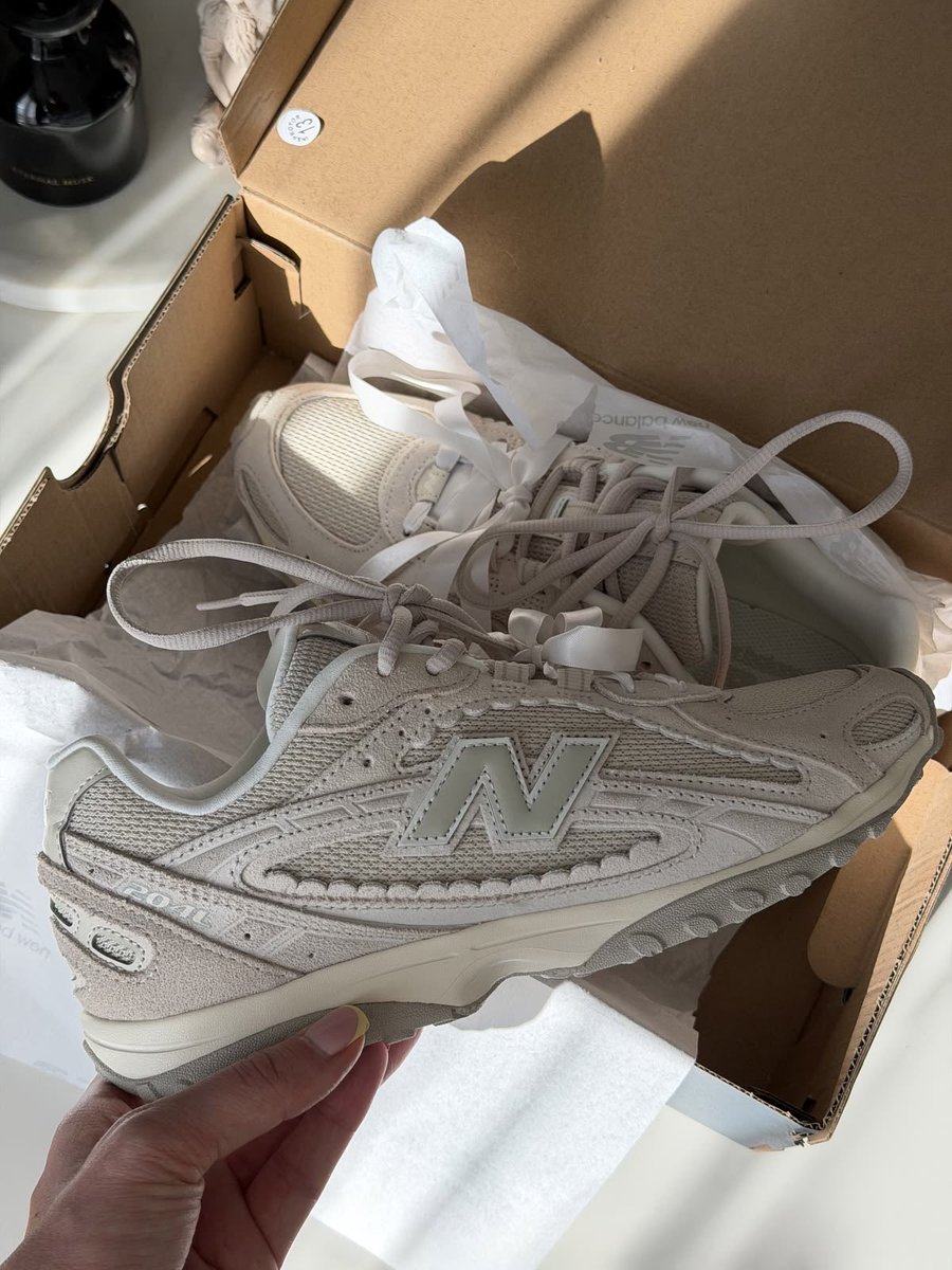 cdsf09's tweet photo. Saw these today, who want’s to gift them to me? 🥰
A very BIG gift in return 😉

#paris #france  #feet #feetfetısh #ass #shoes #gift https://t.co/Y1MaW8Xiev