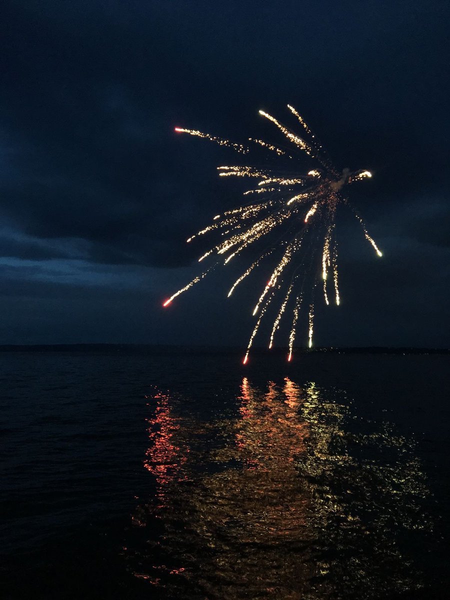 petalesblancs's tweet photo. fireworks https://t.co/EYXm92KTi2