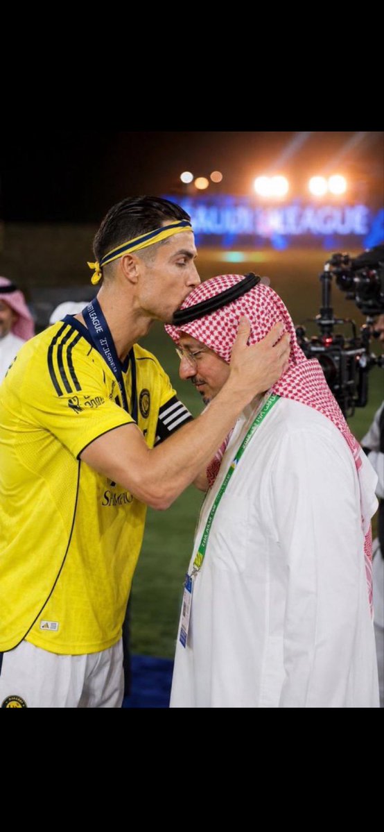 alid7an_1398's tweet photo. @Fahad_Algathami @AlNassrFC النصر منتظر رئيس الاتحاد السعودي علشان يبداء من كذا🫳😗 https://t.co/307BNGpoNh