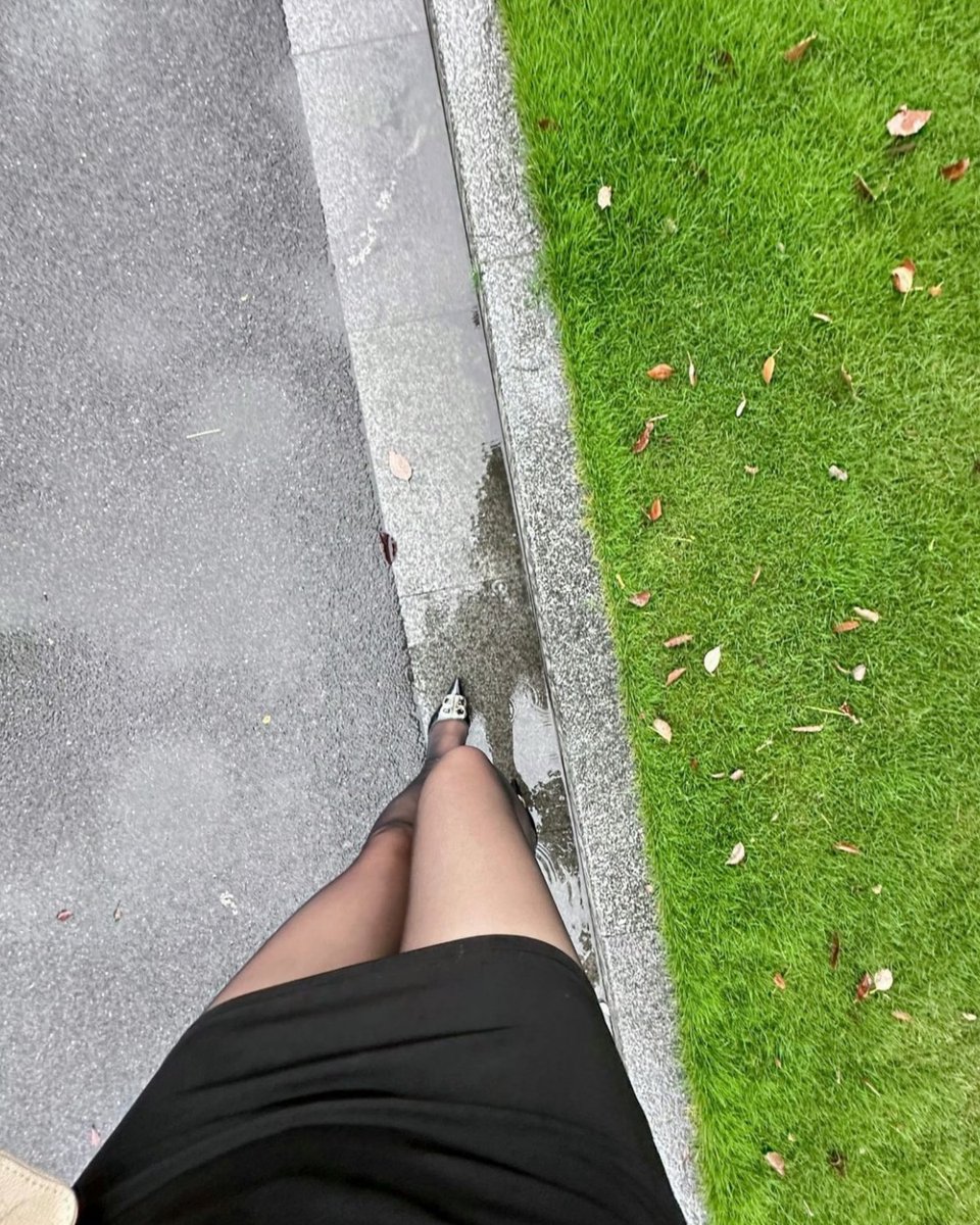 SungdoYoon's tweet photo. A stranger held the door for me in the pouring rain and slipped a warm candy into my hand before hurrying off—small kindness that made my whole day.， https://t.co/ZEUnhigQPr