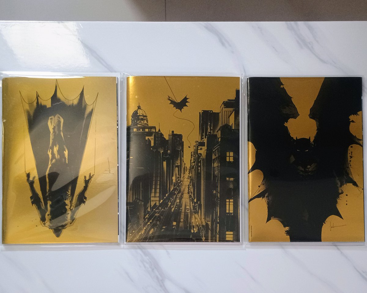 luiseatscomics's tweet photo. BATMAN by Jock [FOIL]

From Batman #120 to #130, DC released 1:50 ratio incentive covers featuring Jock's Batman in beautiful silver and gold foils. I really wish I had gotten them all, but I did get my favorites, which is to say nearly all of them.

@Jock4twenty https://t.co/BEwhbSS85b