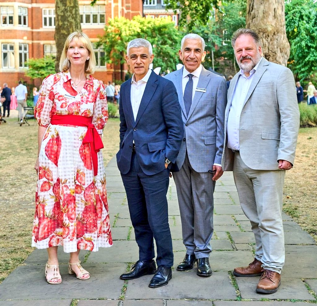 SadiqKhan's tweet photo. From fintech to financial services to AI and more, London stands out as one of the world's top destinations to launch, scale, and grow a business.

A great evening with business leaders from across our city at @londonchamber's summer reception. https://t.co/xGCDexvwI4