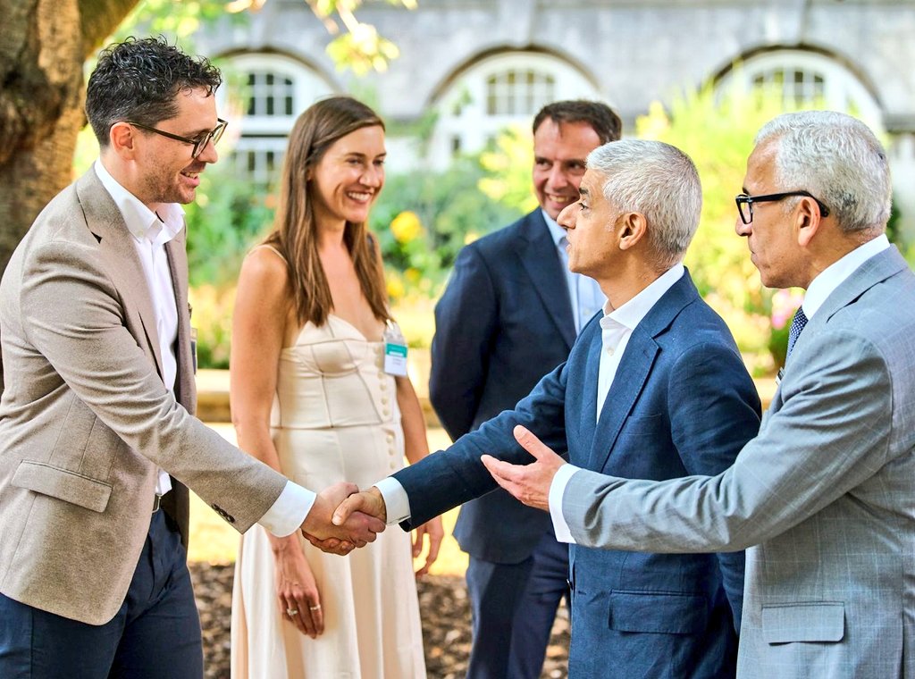 SadiqKhan's tweet photo. From fintech to financial services to AI and more, London stands out as one of the world's top destinations to launch, scale, and grow a business.

A great evening with business leaders from across our city at @londonchamber's summer reception. https://t.co/xGCDexvwI4