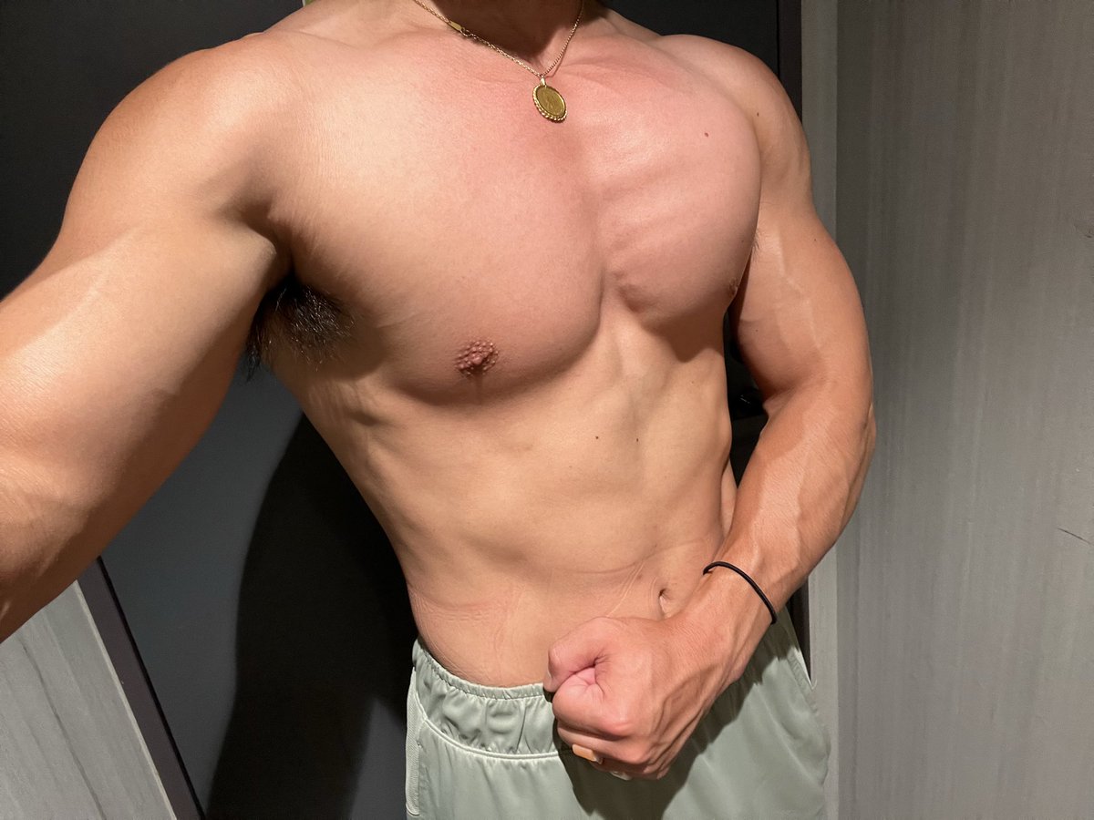 protein___33's tweet photo. 胸終わり💪
やっと右側も輪郭出てきた💪 https://t.co/6LZbteB1Qk