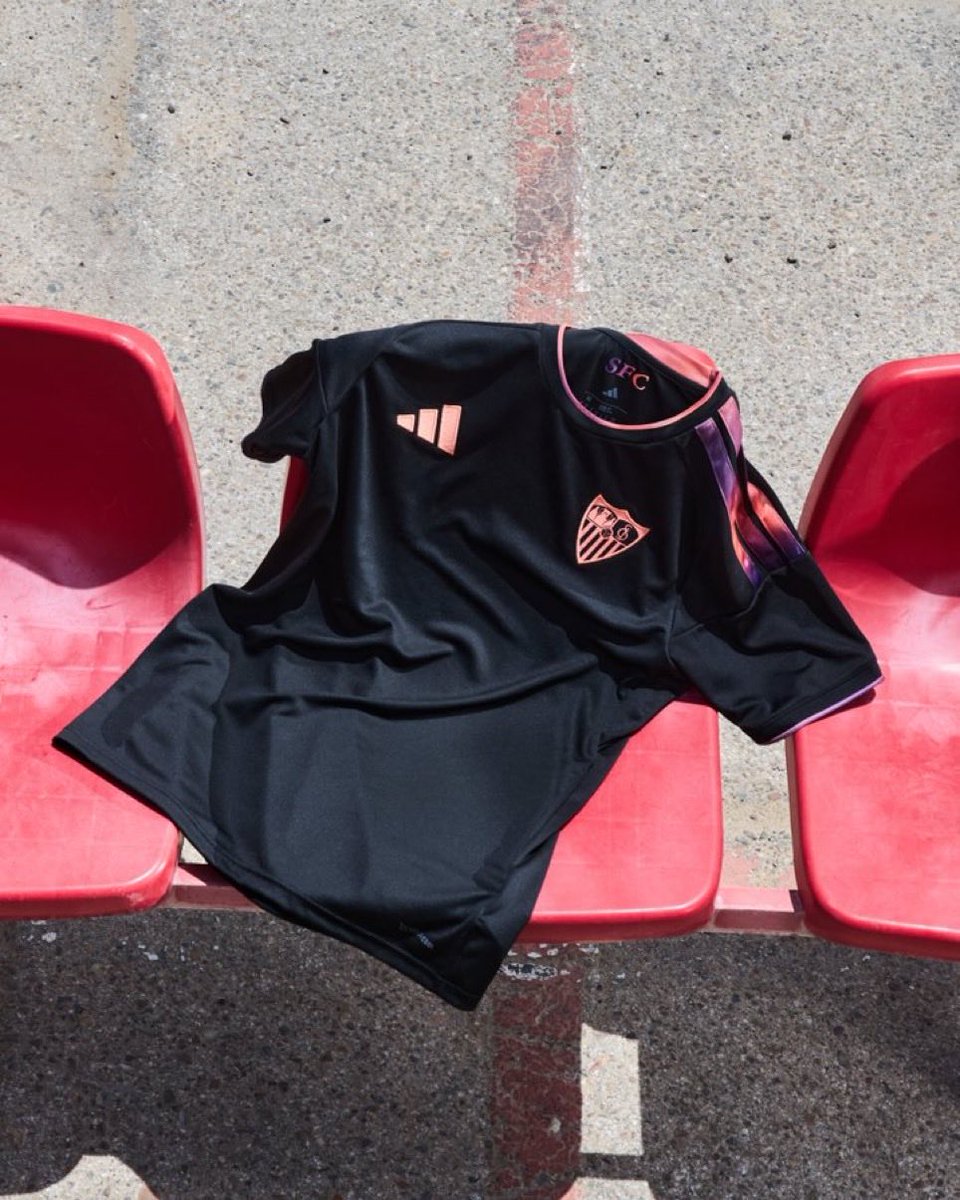 TheyThinkKits's tweet photo. Sevilla x adidas https://t.co/FYZjoH1nKI