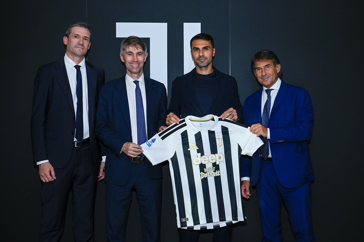 juventusfc's tweet photo. 📸 ⚪⚫ https://t.co/HZawk4rHgS
