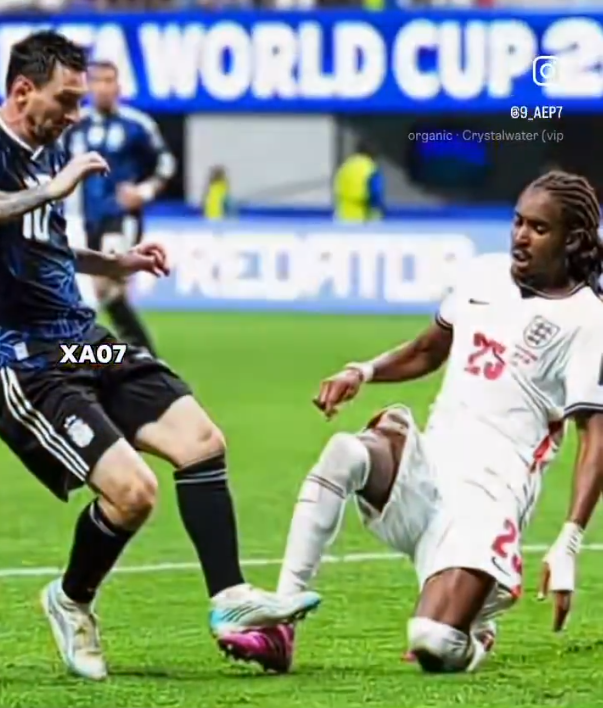 JhereJaegerFCB's tweet photo. @madrid_total2 Otra vez mintiendo bro para engañar a tus seguidores? Me puedes decir porque en el video que publicas, en el momento de la imagen, a Messi se le borran en las calcetas el patrocinio de ADIDAS? Y por cierto, en la imagen del video Spence, sale con la numero "23", es el "25" https://t.co/ncaD9XU8rq