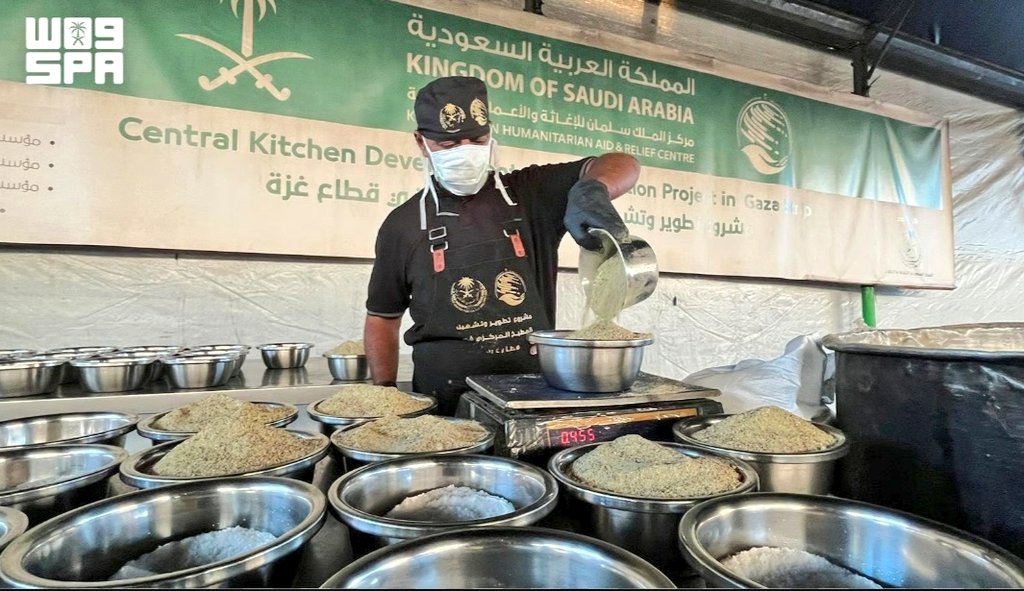 Elmajaeda's tweet photo. المطبخ المركزي السعودي بغزة .. عطاء سعودي لا يُقاس بالأرقام، بل بقلوب أُطعمت ووجوه أُفرِحت،  4 شهور و18 يوماً من العمل، الآلاف الوجبات الساخنة كل يوم، أمل يتجدد مع إشراقة كل صباح 🇸🇦❤️ https://t.co/aq1xX9GgiS