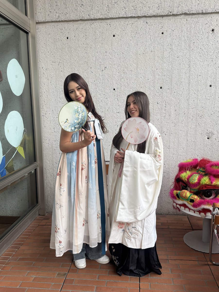 ConfucioUtadeo's tweet photo. Semana de Inducción Tadeista！！💖
Fotos del evento de bienvenida de hoy 📸

Hicimos un poco de todo: tiro con flecha, ropa Hanfu, tarjetas con nombre y hasta cogimos pelotas de ping-pong con palillos. ¡Qué bonito fue verlos a todos!

Gracias a los que nos acompañaron! https://t.co/2vr163c5aT