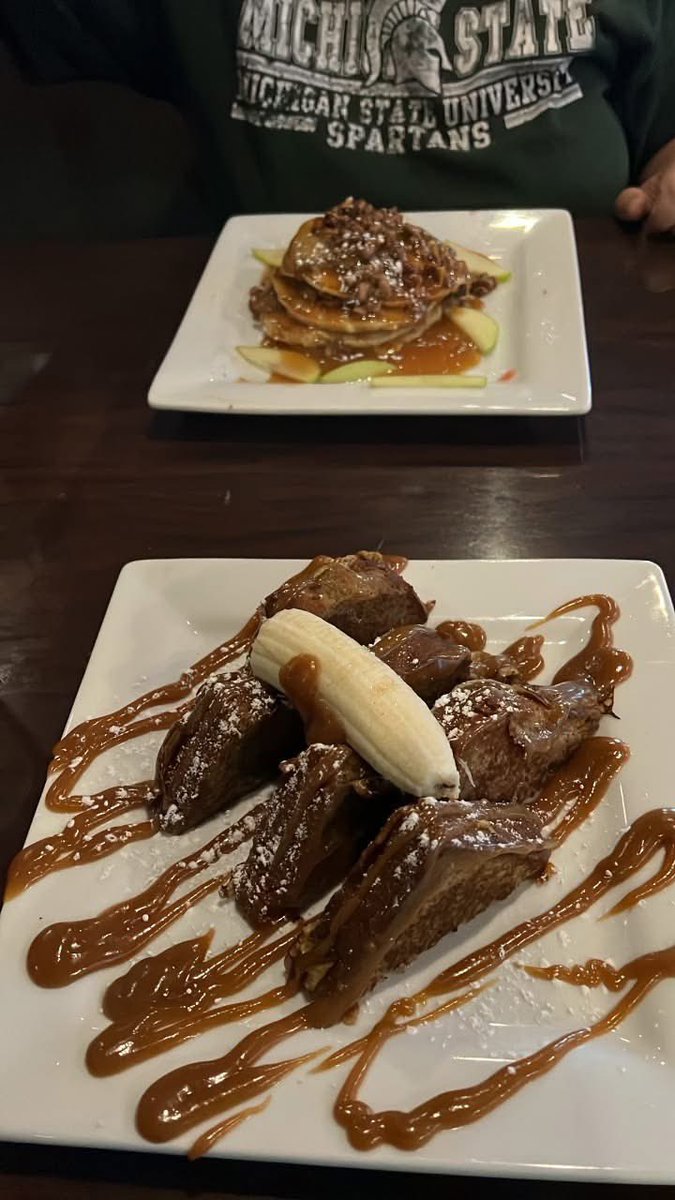 HMM1975's tweet photo. @dclynick66 My breakfast this morning at Black Rock in Hartland. My husband had the Banana Bread French Toast and I had the Michigan Apple Pancakes. They are both delicious!! https://t.co/mhAcfZY85S