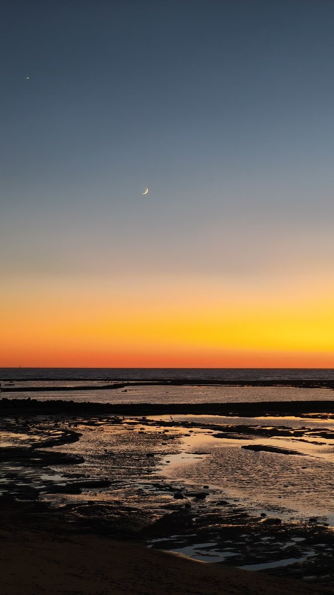 meteocadiz's tweet photo. Vaya escándalo de puesta de sol la de hoy. https://t.co/niMZRHU5ct