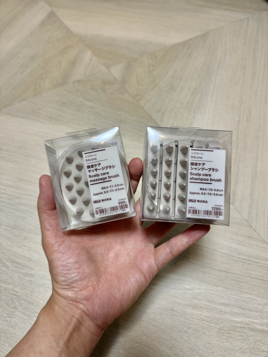 kaijun99's tweet photo. これはガチ。無印から
「美容師の手」が発売されました。
……と、美容師の僕が感じるほど完成度の高い頭皮ブラシ。
商品提供で2種とも使って想像以上にいい。今では毎日使ってる。
ただ、どちらが上というより、目的によっておすすめが違う。
忖度なしで、2種類の違いと失敗しない選び方⤵︎ https://t.co/ZusGmCP401