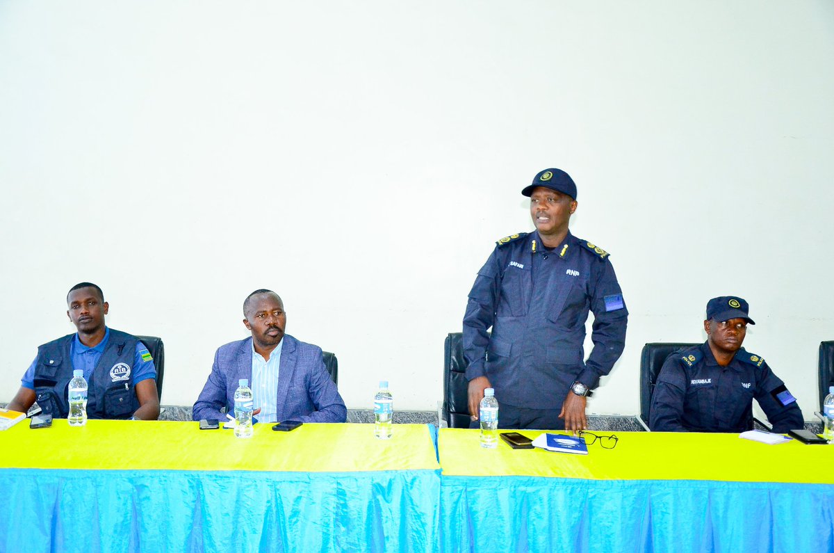 RubavuDistrict's tweet photo. Uyu munsi, Umuyobozi w’Akarere @promulindwa yakiriye Umuhuzabikorwa wa #DASSO ku rwego rw'Igihugu, ACP Christian Safari wagiranye inama n'Abahuzabikorwa b'Urwego rwa DASSO ku Karere n'Imirenge, yibanze ku mikorere n'imikoranire yimakaza ubunyamwuga, ubwitange ku murimo bashinzwe. https://t.co/RRo7y8GZvv