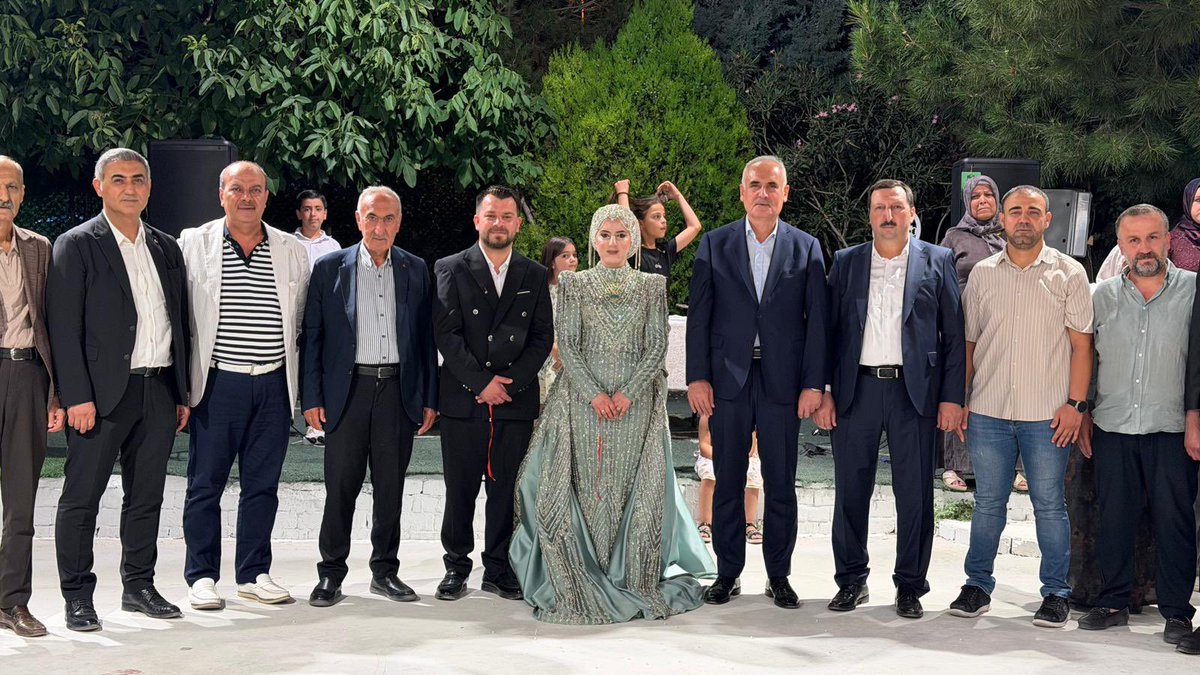mehmetnurcelik_'s tweet photo. Bugün, yeğenim Bekir Aksin ve değerli kızımız Hatice Cırık’ın nişan merasimini akrabalarımızın katılımlarıyla gerçekleştirdik. Gençlerimizin nişan yüzüklerini takarak evlilik yolundaki bu ilk mukaddes adıma hep birlikte şahitlik ettik.

Rabbim, çıktıkları bu hayırlı yolda sevgi, saygı ve bağlılıklarını daim eylesin. İnşallah aynı birlik, beraberlik ve heyecanla düğünlerini yapmayı, mürüvvetlerini görmeyi de bizlere nasip etsin.
