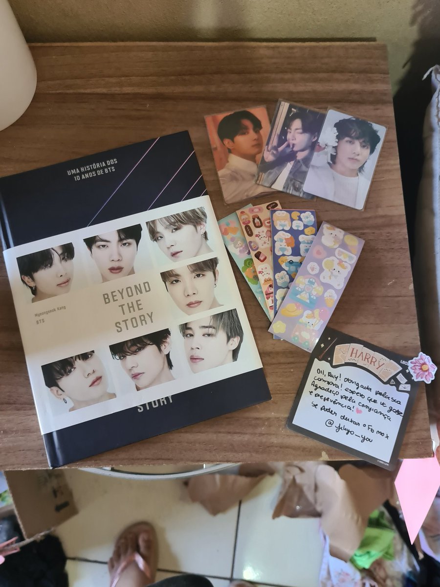 Rayssa010997's tweet photo. O Beyond the Story finalmente chegou e eu chorei de emoção. 🥹 Queria esse livro há tanto tempo! Obrigada,pelos brindes maravilhosos e por tornar esse sonho ainda mais especial. Borahae! 💜 Que experiência incrível!Atendimento maravilhoso, entrega super rápida e brindes perfeitos https://t.co/ivRosoovAu