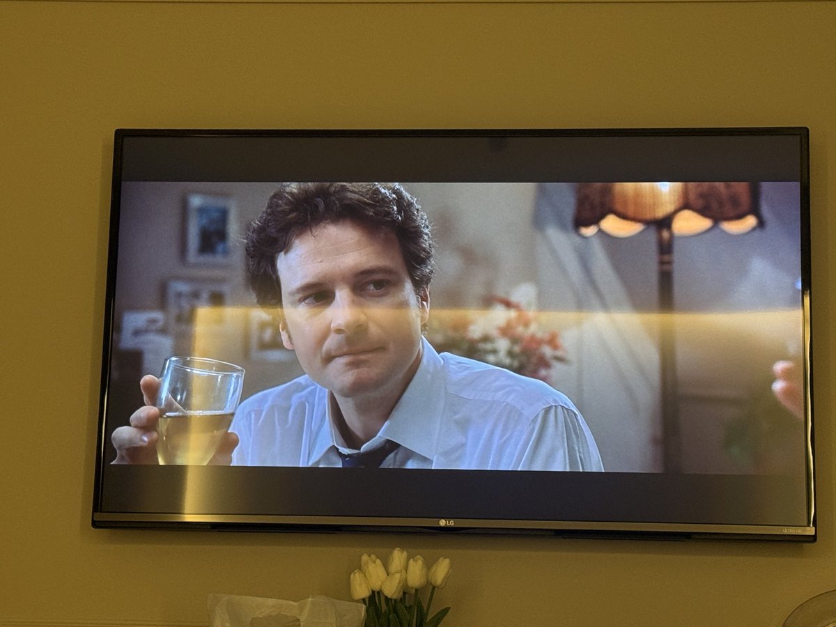 joseplusten_'s tweet photo. Prime time colin firth ve hugh grant izlemek ayri bir keyif ya. gecen gun disclosure day'e gittim colin firth yaslanmisti, yine de aksanina biterim o ayri. bridget jones'a dustum yine konfor alanimdan selamlar https://t.co/wZ30DM4og0