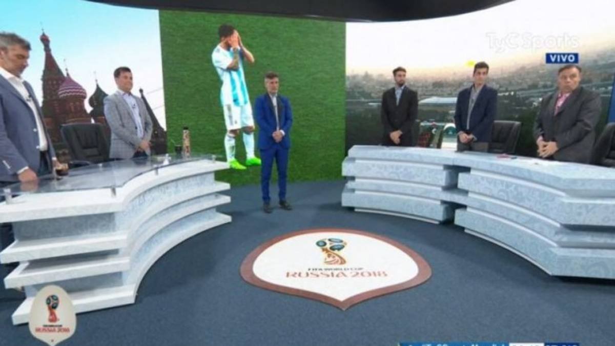 manmandangon's tweet photo. los que ahora están colgados de la verga de messi y chupandole el culo a scaloni @TyCSports, hace 8 años hacian un minuto de silencio y pedian que messi se vaya https://t.co/jlp3JZduoD